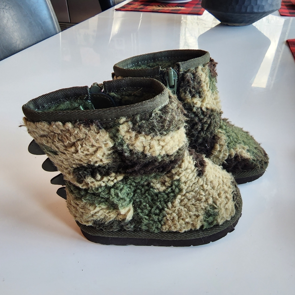 Toddler size 6 camo Gap Winter boots